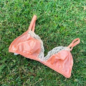 Vintage Bra 🍑